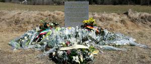 Blumen an dem Gedenkstein für die Opfer des Absturzes der Germanwings-Maschine am 24. März in den französischen Alpen. 