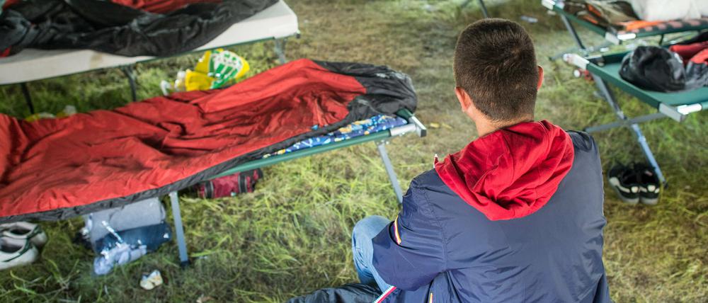 Ein Asylbewerber aus Albanien sitzt in einem Gruppenzelt auf dem Gelände der Zentralen Erstaufnahmestelle in Eisenhüttenstadt. Mehr als 40 Prozent der Flüchtlinge in Mitteldeutschland kommt vom Westbalkan.  