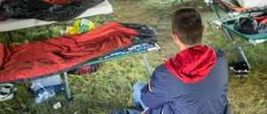 Ein Asylbewerber aus Albanien sitzt in einem Gruppenzelt auf dem Gelände der Zentralen Erstaufnahmestelle in Eisenhüttenstadt. Mehr als 40 Prozent der Flüchtlinge in Mitteldeutschland kommt vom Westbalkan.  