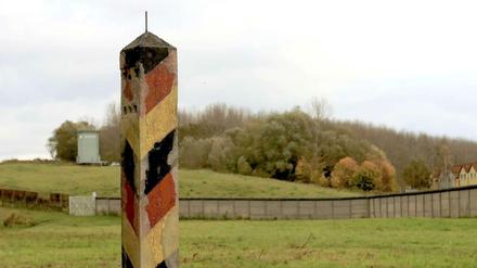 Ein verwitterter Grenzpfosten der DDR in Sachsen-Anhalt.