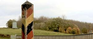 Ein verwitterter Grenzpfosten der DDR in Sachsen-Anhalt. 