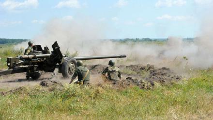 Schießübungen in der Nähe von Kharkiv in der Ostukraine