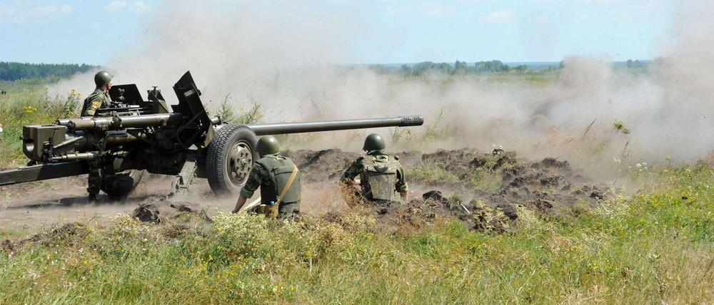 Schießübungen in der Nähe von Kharkiv in der Ostukraine 