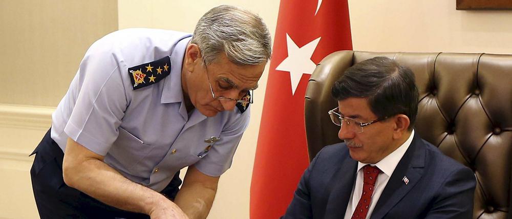 Der türkische Premierminister Ahmet Davutoglu wird bei einem Sicherheitstreffen am Samstag vom türkischen Luftwaffen-General Akin Ozturk informiert.