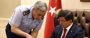 Der türkische Premierminister Ahmet Davutoglu wird bei einem Sicherheitstreffen am Samstag vom türkischen Luftwaffen-General Akin Ozturk informiert. 
