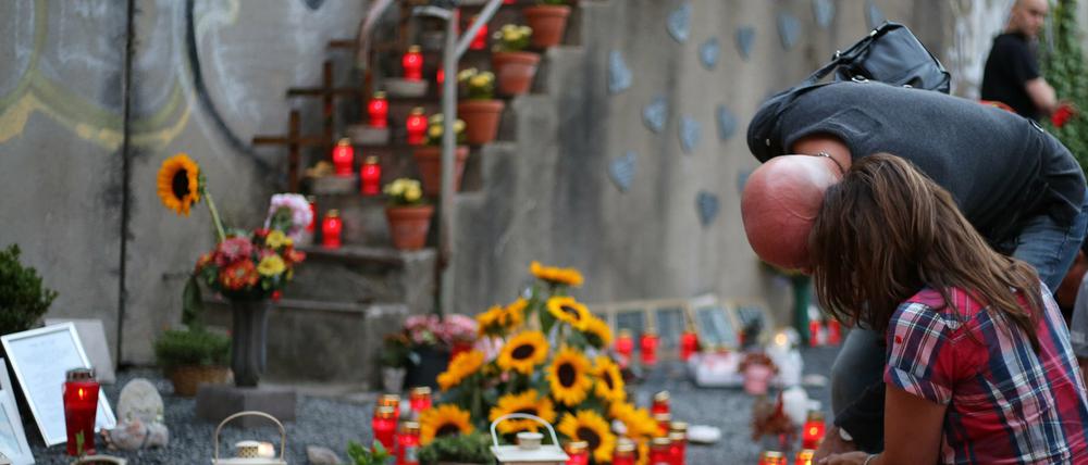 Betroffene und Angehörige erinnern im Rahmen der «Nacht der 1000 Lichter» in Duisburg an die Katastrophe.