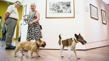 Zieh Leine. Im Kupferstichkabinett dürfen, passend zur Ausstlung "Wir kommen auf den Hund", auch Vierbeiner Museumsluft schnuppern.