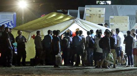 Freitagnacht kamen die ersten Flüchtlinge in der eilig errichteten Zeltstadt in Dresden an. Zuvor hatte es vor dem Gelände bei einer NPD-Demonstration gegen Asylbewerber Ausschreitungen gegeben. 