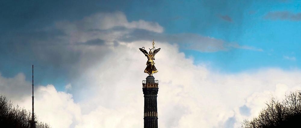 Dunkle Wolken hängen in Berlin über der Siegessäule (Archivbild).