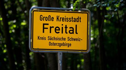 In Freital ist mutmaßlich ein Anschlag auf das Auto eines Linken-Stadtrates verübt worden. 