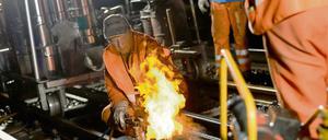 Schweißtreibend: Arbeiter bereiten am Bahnhof Tiergarten Schweißarbeiten für einen Schienenwechsel an der S-Bahn-Strecke vor.