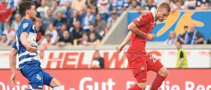Das erste Zweitligator 2015/16. Kaiserslauterns Kacper Przybylko trifft am Freitag aus kurzer Distanz zum 1:0 gegen Duisburg. 