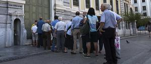 Vor einer Filiale der Nationalbank in Athen warten Menschen auf die Öffnung.