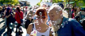 Friede, Freude, Seifenblasen. Wie in den Anfängen der Loveparade soll es am Sonnabend zugehen. Nachdem die Veranstaltung immer größer war, wendeten sich viele Raver der ersten Stunde ab und gründeten die Gegenveranstaltung Fuckparade, auf der dieses Bild entstand.