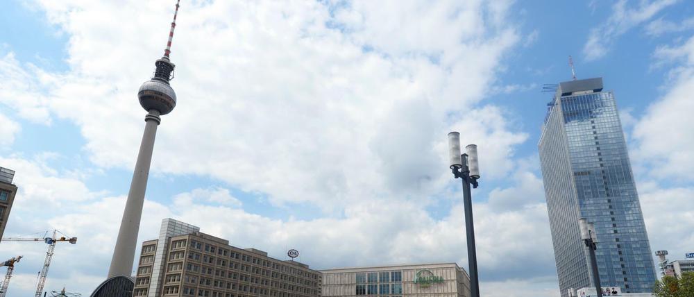 Sonne und Wolken wechseln sich am Dienstag in Berlin, wie hier über dem Alexanderplatz, ab.