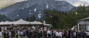 Die Angehörigen der Opfer des Germanwings-Absturzes gedenken der Toten mit weißen Luftballons. 