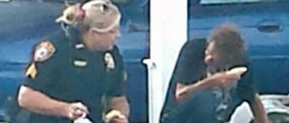 Eine Polizistin in den USA frühstückt mit einem Obdachlosen. Eine Frau macht aus dem Auto heraus Fotos und stellt diese ins Internet.