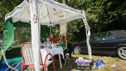 Sven Hossalla und Freundin Lisa Metzler sitzen am 24.07.2015 auf dem Parkplatz Kemmental (Baden-Württemberg) an der Autobahn A8 unter einem Zelt. Ihr Hund Flecki, den sie aus einem Kroatienurlaub mitgebracht hatten, ist ihnen bei der Rückfahrt während einer Rast nach einer Sprengung für das Bahnprojekt Stuttgart 21 entlaufen. Seit Montag 21.07.2015 harren sie auf dem Parkplatz aus, um den Hund wieder zu finden.