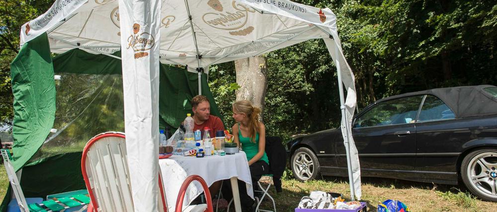 Sven Hossalla und Freundin Lisa Metzler sitzen am 24.07.2015 auf dem Parkplatz Kemmental (Baden-Württemberg) an der Autobahn A8 unter einem Zelt. Ihr Hund Flecki, den sie aus einem Kroatienurlaub mitgebracht hatten, ist ihnen bei der Rückfahrt während einer Rast nach einer Sprengung für das Bahnprojekt Stuttgart 21 entlaufen. Seit Montag 21.07.2015 harren sie auf dem Parkplatz aus, um den Hund wieder zu finden.