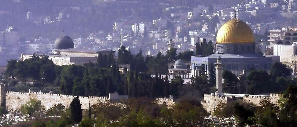 Israelische Polizisten sind in die Al-Aksa-Moschee am Tempelberg eingedrungen.