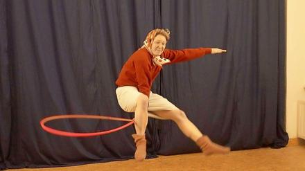 Großmutter Sari Mäkelä beim Hula-Hoopen: Diese Woche ist sie beim Berlin-Lacht-Festival auf dem Alexanderplatz