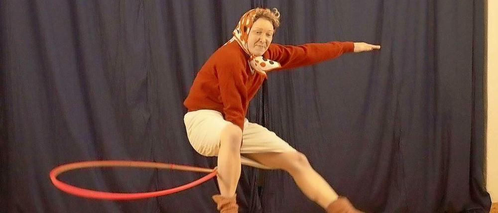 Großmutter Sari Mäkelä beim Hula-Hoopen: Diese Woche ist sie beim Berlin-Lacht-Festival auf dem Alexanderplatz