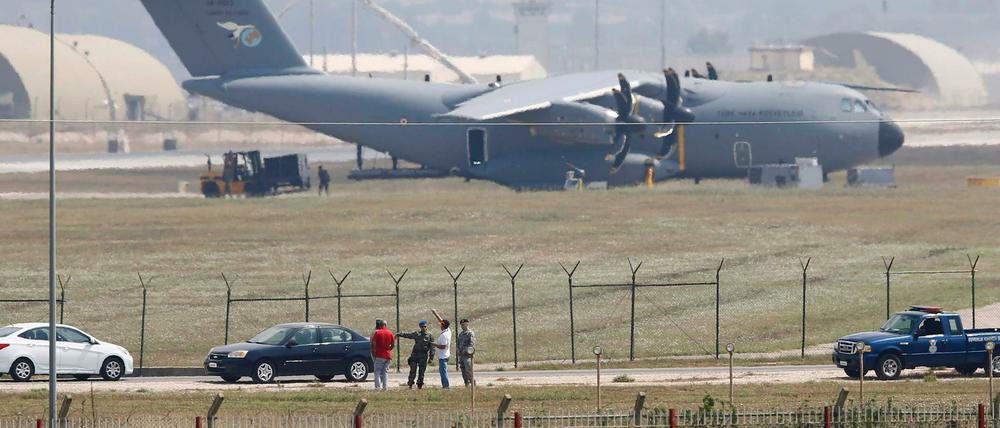 Türkische und US-Soldaten vor einer Maschine der türkischen Luftwaffe auf dem Stützpunkt Incirlik. 