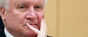 Der bayerische Ministerpräsident Horst Seehofer (CSU) sitzt am 22.07.2015 in München in der Plenarsitzung im bayerischen Landtag.