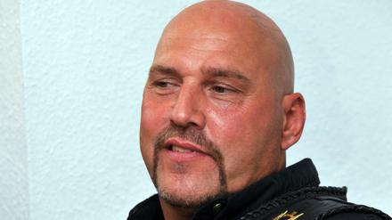 Hannovers Hells Angels Chef Frank Hanebuth sitzt am 26.05.2010 in einer Anwaltskanzlei in Hannover (Nierdersachsen). Frank Hanebuth wird nach Angaben seines Anwalts gegen eine Kaution aus spanischer Untersuchungshaft entlassen.
