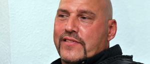 Hannovers Hells Angels Chef Frank Hanebuth sitzt am 26.05.2010 in einer Anwaltskanzlei in Hannover (Nierdersachsen). Frank Hanebuth wird nach Angaben seines Anwalts gegen eine Kaution aus spanischer Untersuchungshaft entlassen.