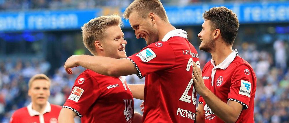 Der 1. FC Kaiserslautern feiert seinen 3:1-Auftaktsieg gegen den MSV Duisburg.