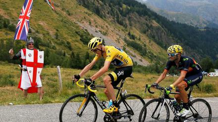 Dieser Fan jubelt Christopher Froome (M.) friedlich zu, ein anderer bespuckt ihn später.