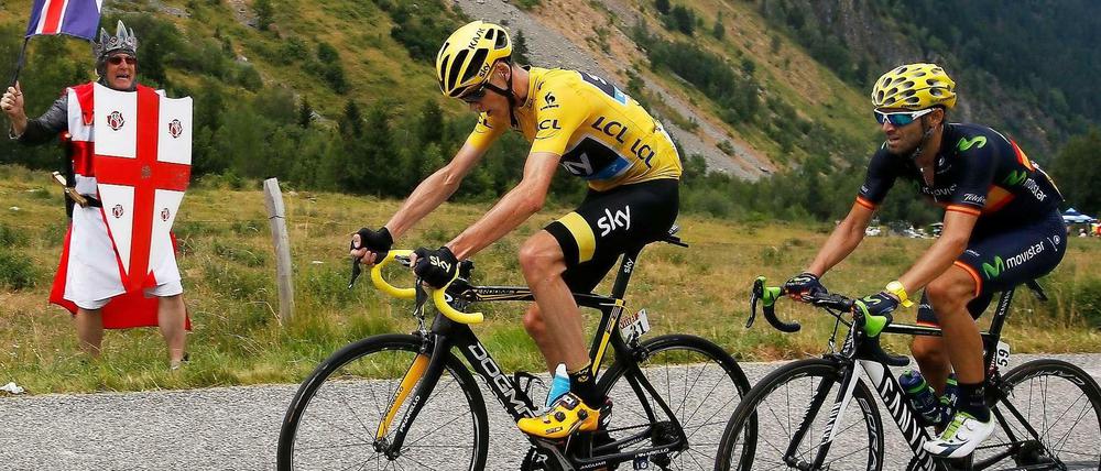 Dieser Fan jubelt Christopher Froome (M.) friedlich zu, ein anderer bespuckt ihn später.