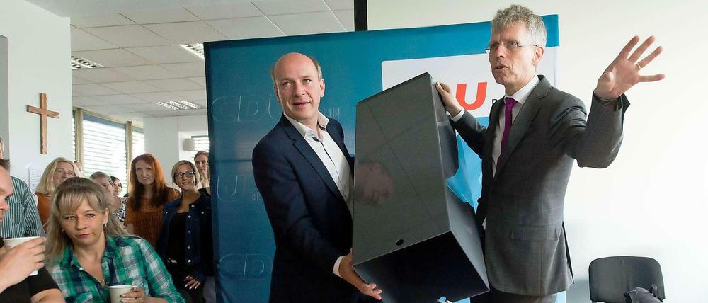 Auszählung: Berlins CDU-Generalsekretär Kai Wegner (links) und Christoph Lehmann, Notar sowie Mitglied des Landesvorstands.