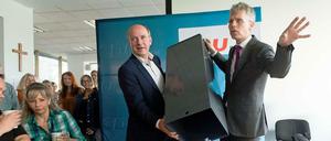 Auszählung: Berlins CDU-Generalsekretär Kai Wegner (links) und Christoph Lehmann, Notar sowie Mitglied des Landesvorstands.