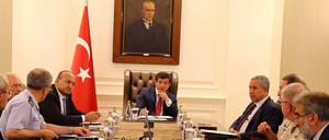 Die EU ermahnt die Türkei, eine friedliche Lösung zu Suchen. Dieses Bild zeigt den türkischen Ministerpräsident Ahmet Davutoglu in einem Sicherheitsmeeting.