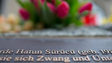 Mehr als zehn Jahre nach dem Mord an der Deutsch-Türkin Hatun Sürücü sind zwei ihrer Brüder wegen Mordes in der Türkei angeklagt worden.