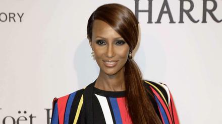 Gute Gene und ein kleines Heer von Schönheitsexperten nennt Iman Abdulmajid als Grund für ihr auch mit 60 noch jugendliches Aussehen. Das Foto zeigt sie bei einer Gala im Frühjahr 2015 in New York.