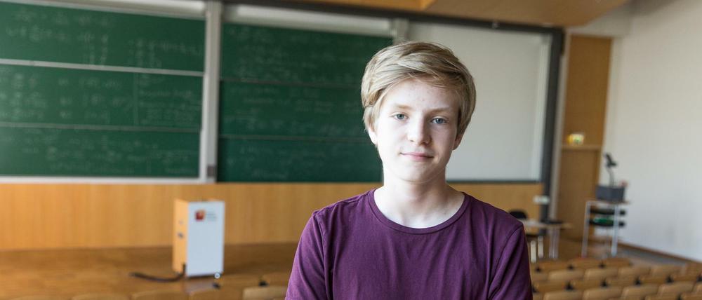 Conrad Lempert in einem Hörsaal des Hasso-Plattner-Institut (HPI). Er hat gerade Abi gemacht und wird am 1. Oktober sein Informatikstudium in IT-Systems Engineering aufnehmen.