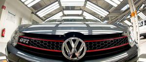 Trotz Absatzschwäche konnte Volkswagen in den ersten sechs Monaten mehr Autos verkaufen als der Marktführer Toyota.