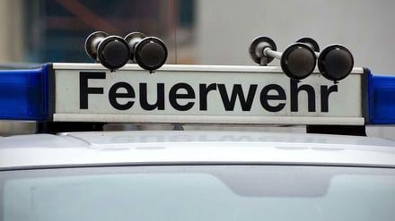 Schriftzug Feuerwehr auf einem Auto.
