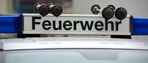 Schriftzug Feuerwehr auf einem Auto.