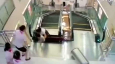 Eine Frau in China rettet ihrem Kind an der Rolltreppe das Leben und wird dann selbst von dieser verschluckt. 