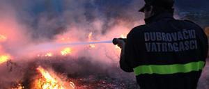 Ein Feuerwehrmann bei den Löscharbeiten in der Nähe des Dorfes Ponikve auf der Harbinsel Peljesac in Kroation am Donnerstag.