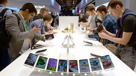 LG kommt nicht an. Der operative Gewinn brach im zweiten Quartal binnen Jahresfrist um 60 Prozent ein.