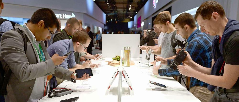 LG kommt nicht an. Der operative Gewinn brach im zweiten Quartal binnen Jahresfrist um 60 Prozent ein.