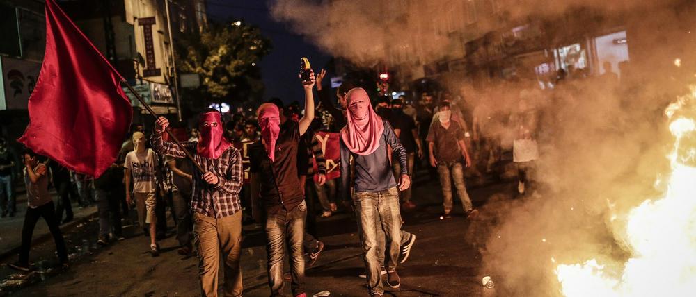 Militante Kurden demonstrieren am Freitagabend in Istanbul gegen das Vorgehen der Türkei gegen die Kurden.