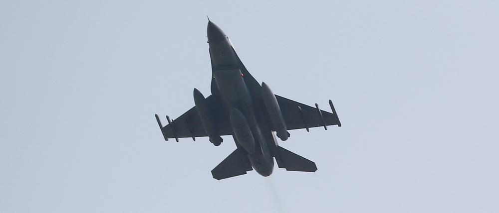 Ein türkischer F-16-Kampfjet startet von der Luftwaffenbasis in Incirlik. 