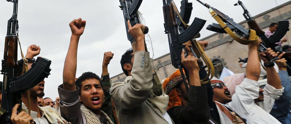 Huthi-Unterstützter protestieren in Sanaa gegen Luftangriffe Saudi Arabiens.