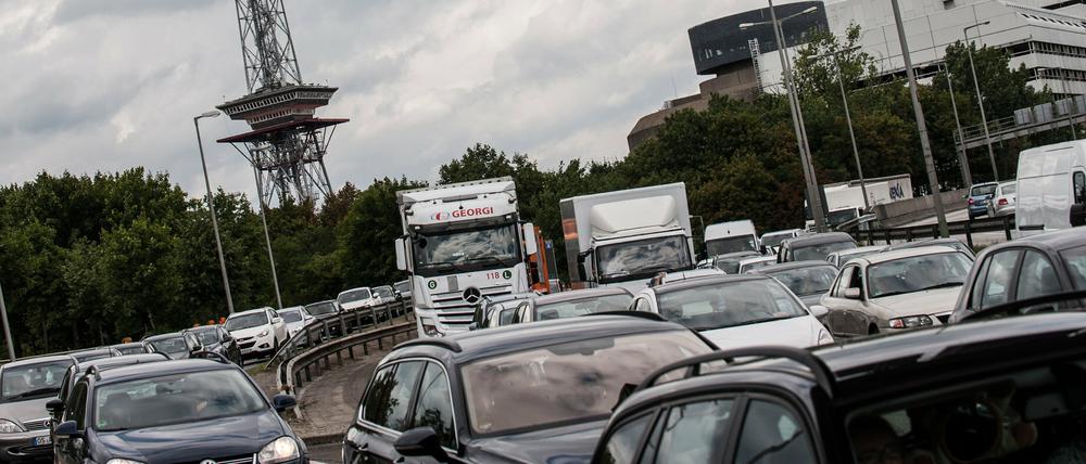 Ferienbaustelle: Dicht an dicht stehen Fahrzeuge auf der A100 in Berlin. Anlass sind Sanierungsarbeiten an einigen Brücken und am Straßenbelag.